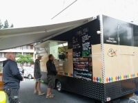 クイーンズタウンの町中にフィッシュ&チップス,オープン